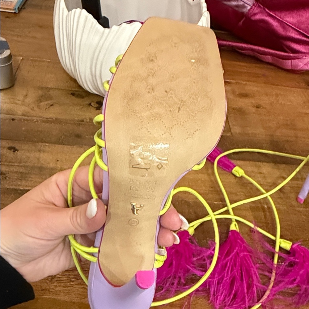 Arezzo Vibrant Feathered Women's Sandals - Picture 9 of 10